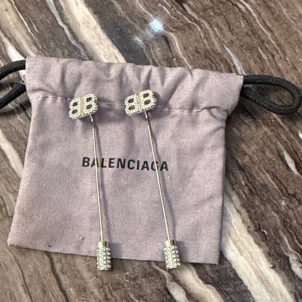 BALENCIAGA
Pin BB Crystal-Embellished Earrings like NEW - Picture 3 of 17
